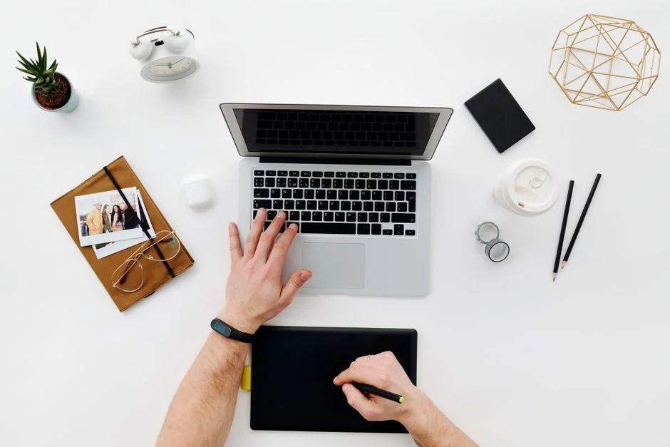 Un espace de travail élégant avec un ordinateur portable et des écrans affichant un logiciel de conception.