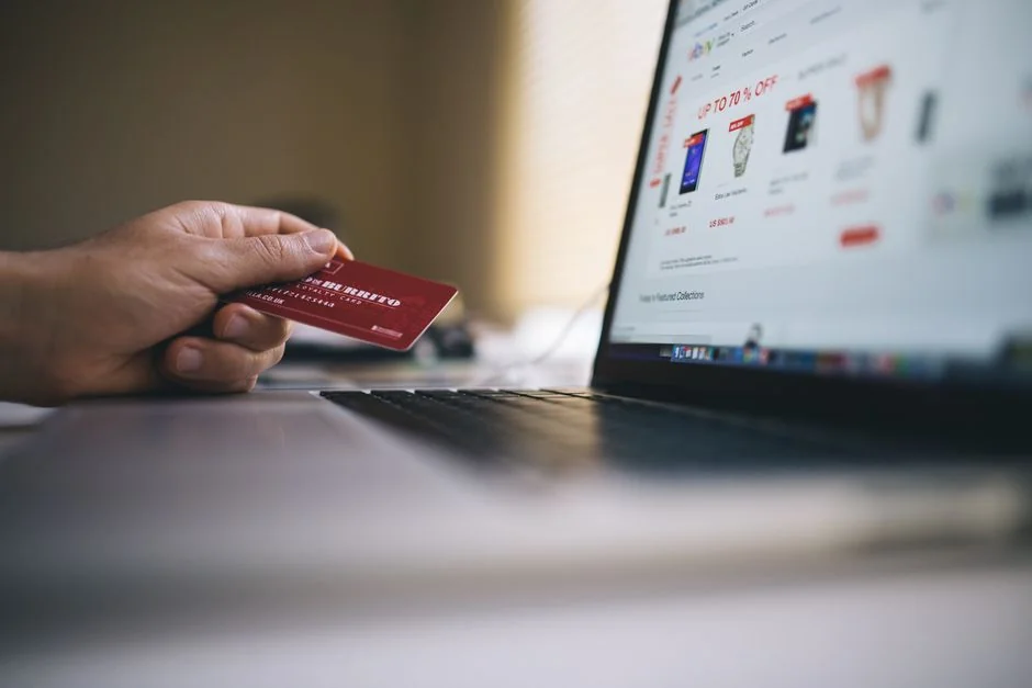 Écran d’ordinateur portable affichant le site Pexels, idéal pour vos besoins en photos de stock.